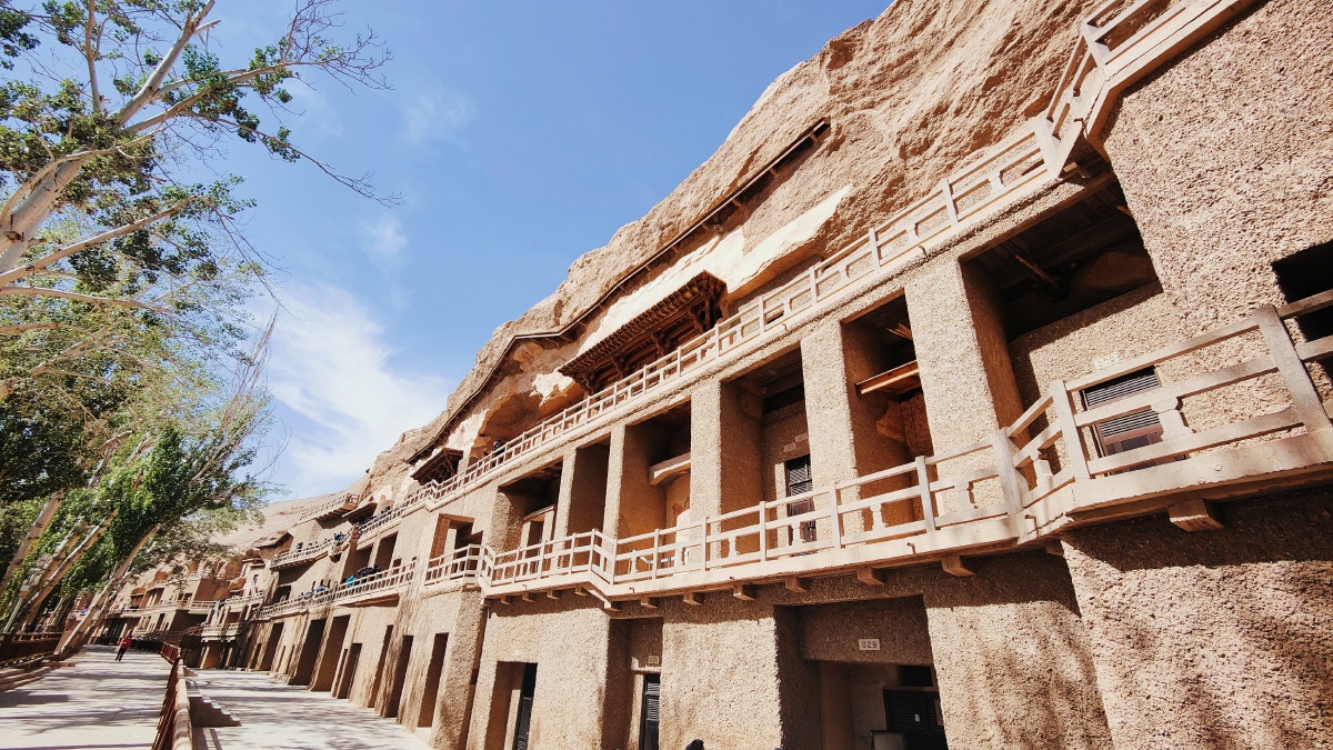 大漠沙如雪,千年莫高窟