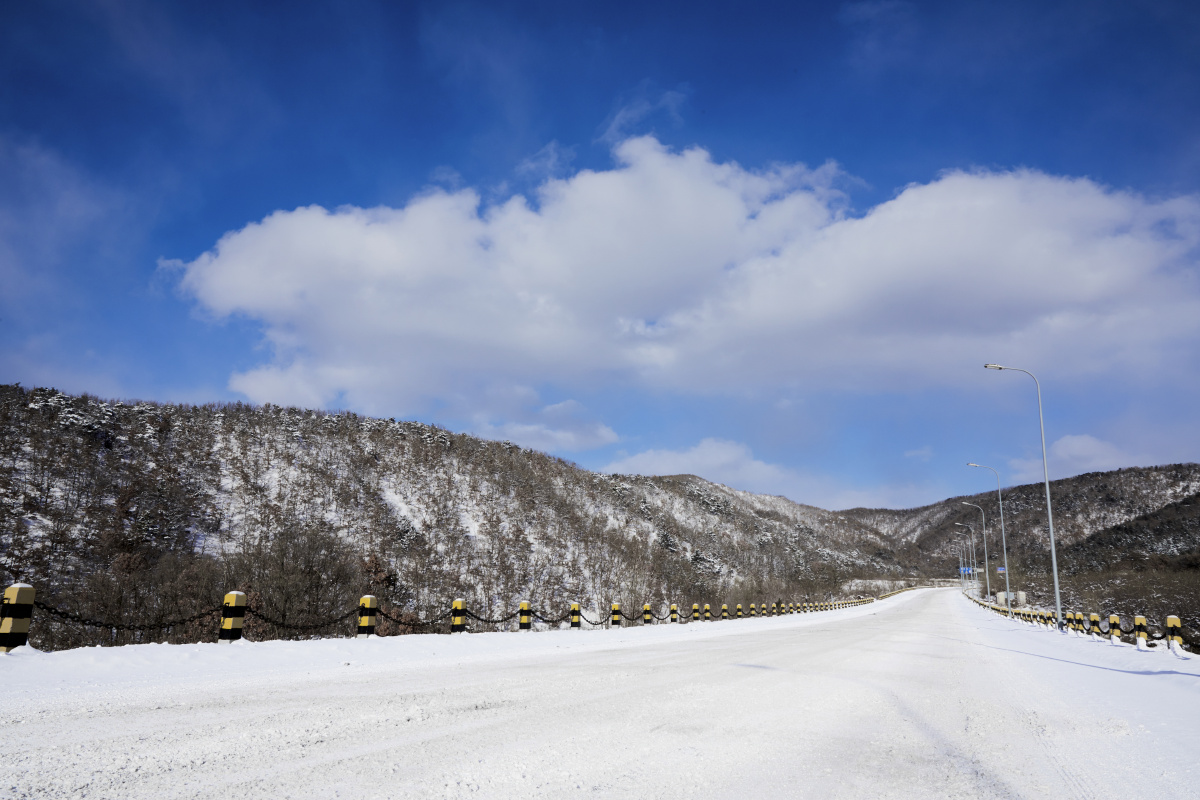 冬季雪后的山间公路