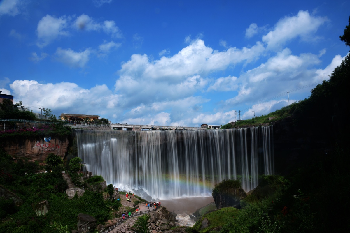 岳池低坑大瀑布水流鸣山间雾起湿衣衫不见飞鸟过彩虹在眼前