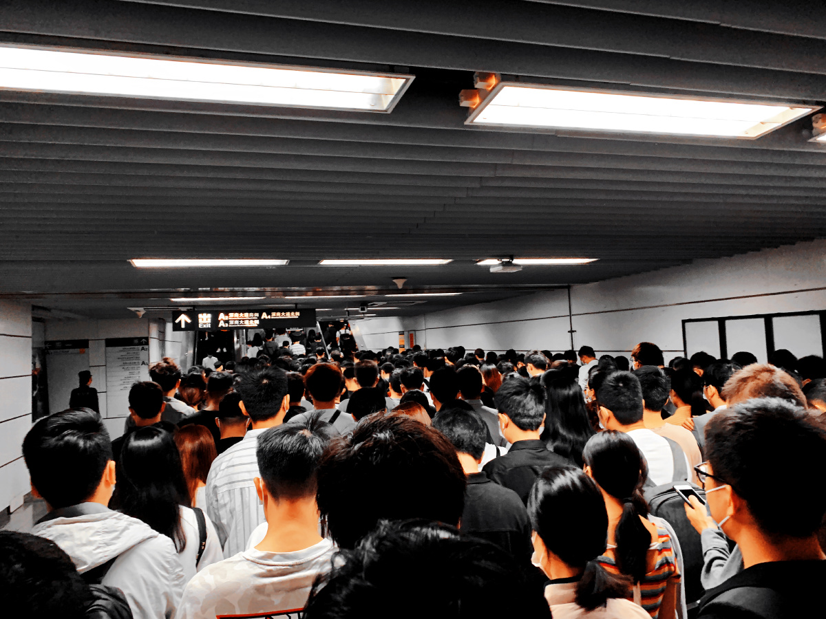 深圳地铁上班高峰期人潮