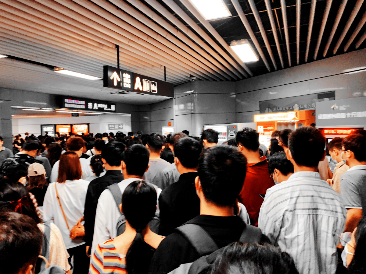 深圳地铁上班高峰期人潮