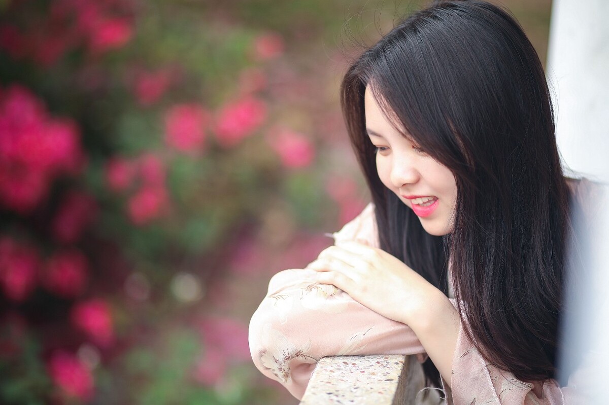 能让你开开心心笑的人<br />
就是对的人