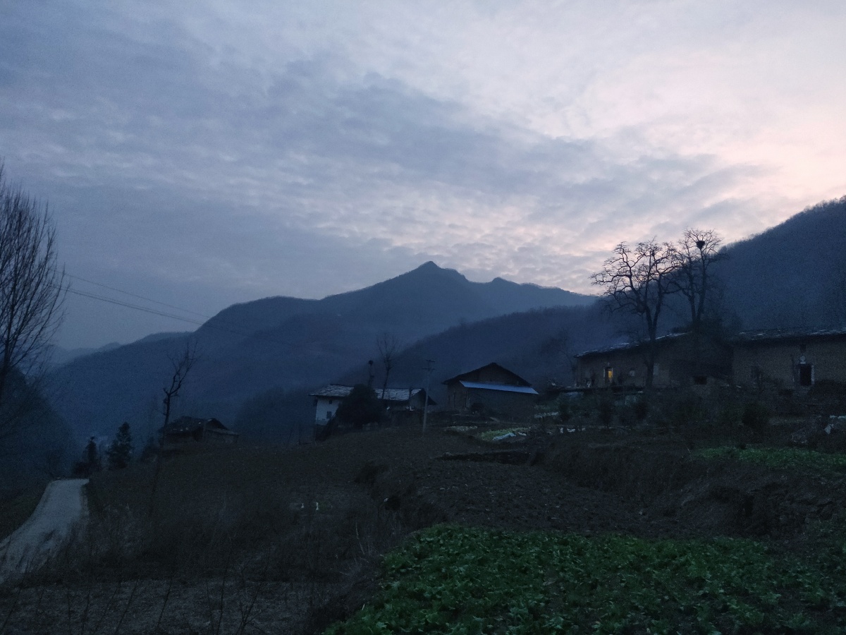 夜里朦胧的大山