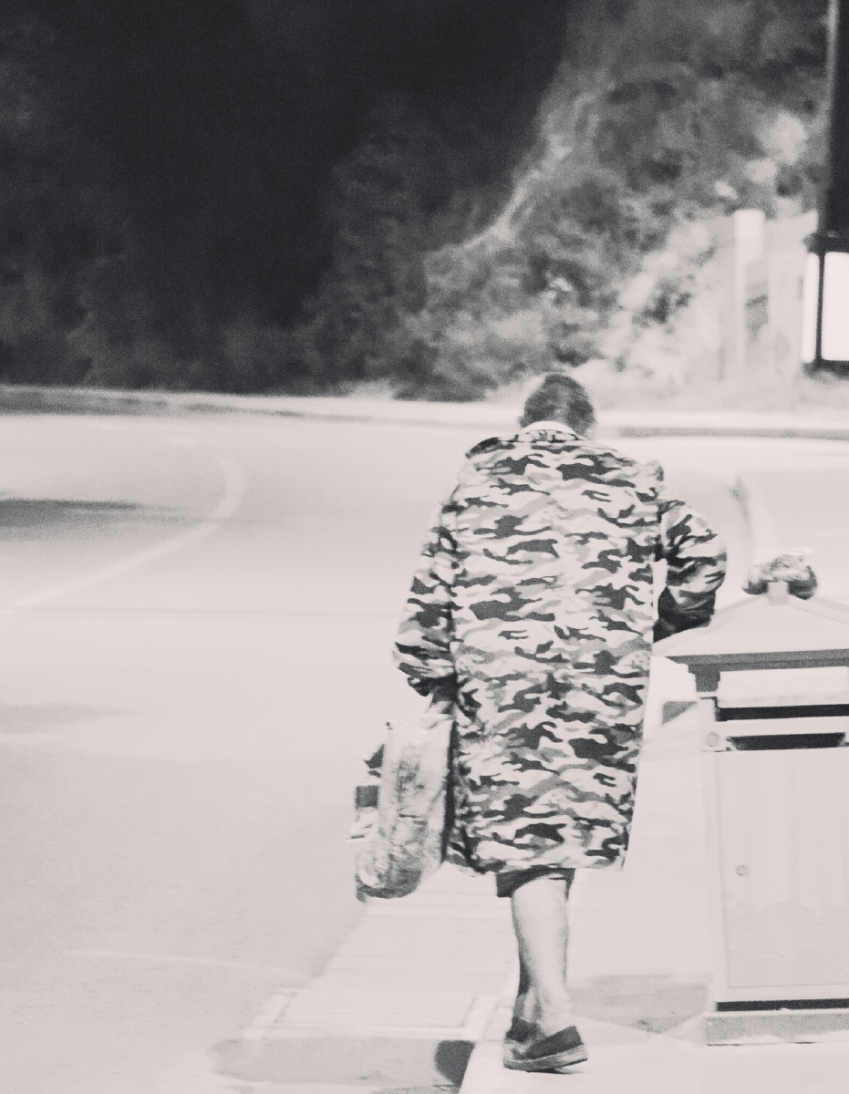 孤寂的夜晚落难人的背影