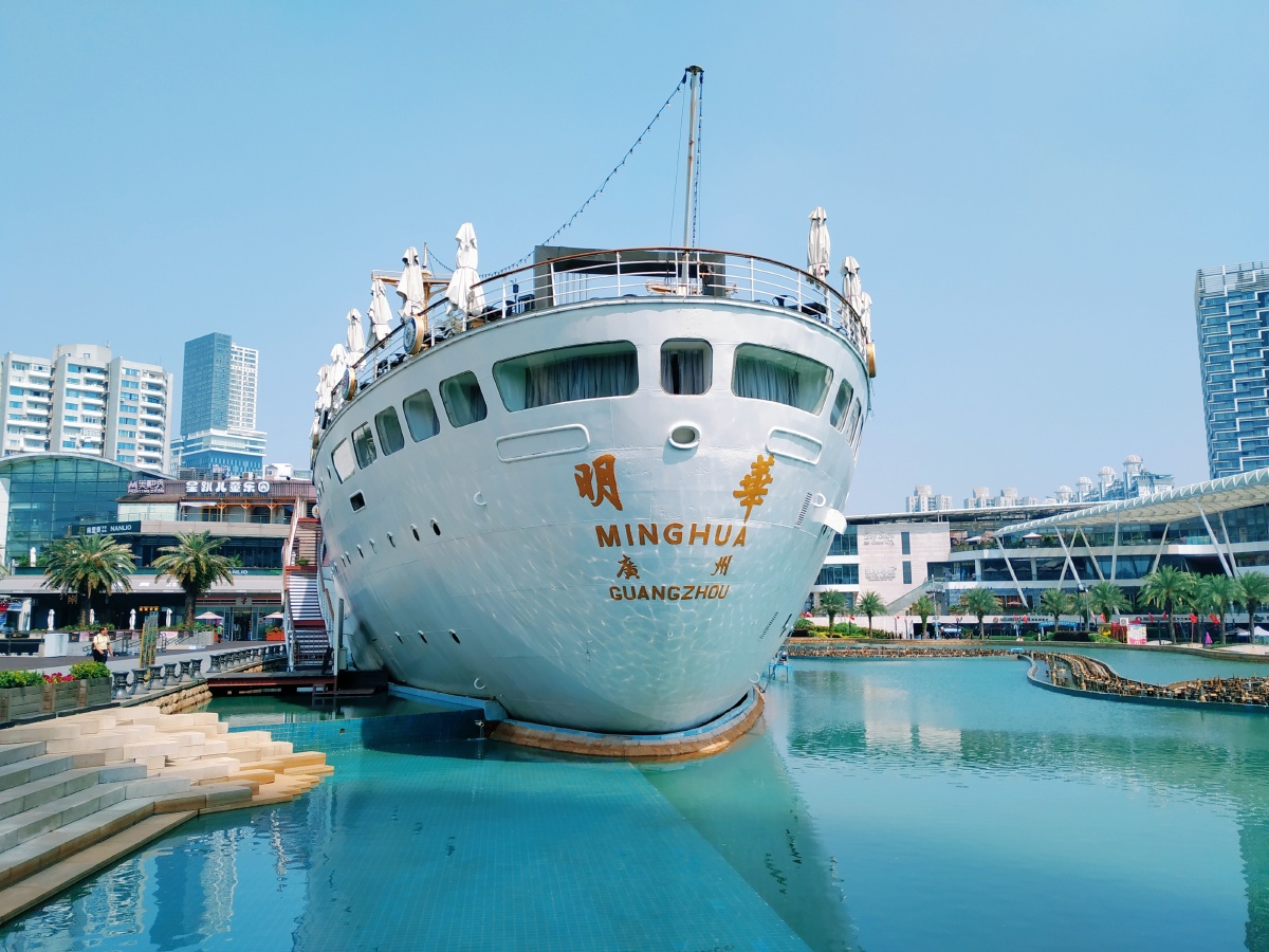 深圳海上世界旅游景点游轮和鲜花相得益彰美不胜收啊