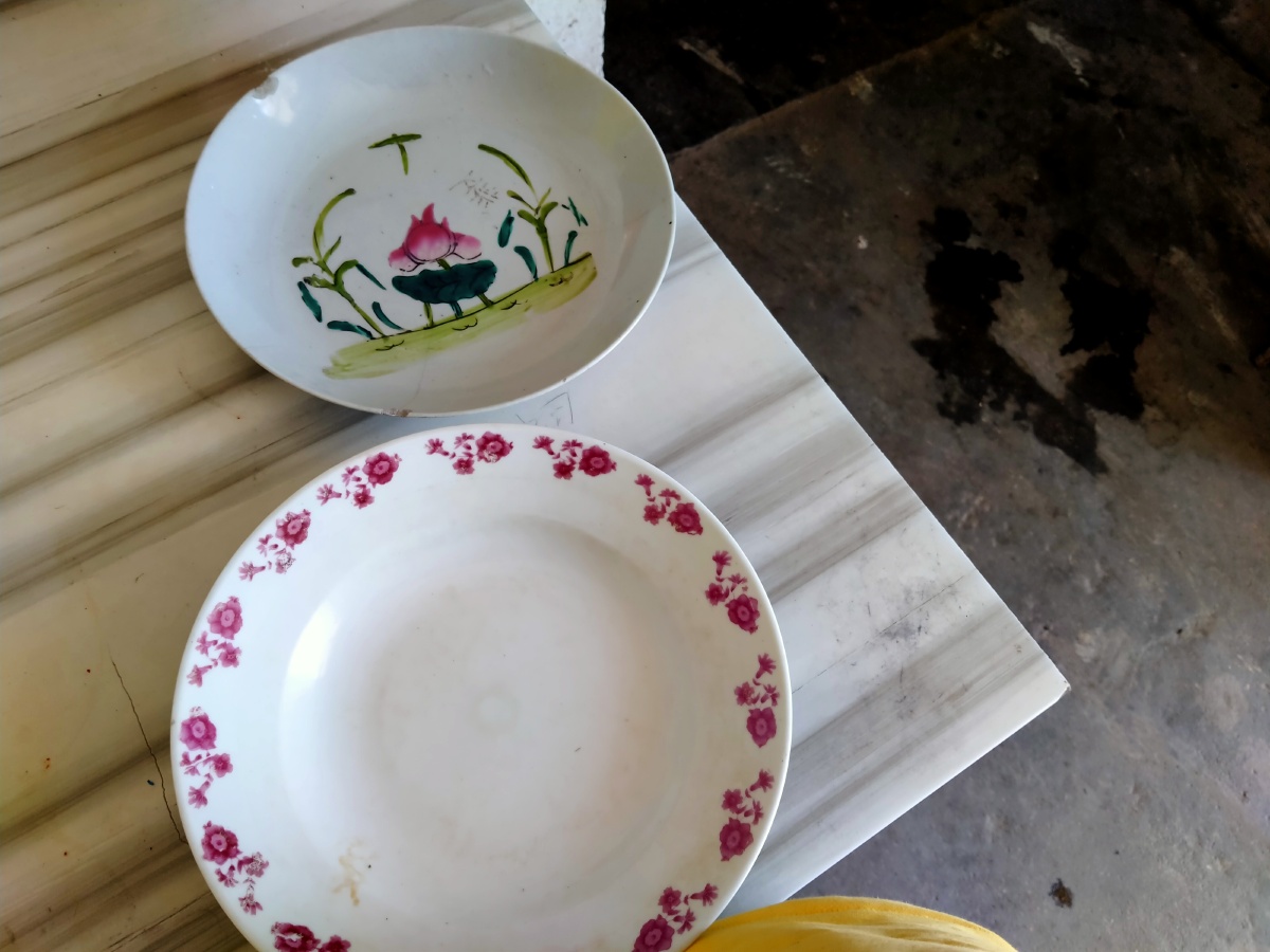 今天回到乡下洗手的时候发现这两个碗挺好看的于是就洗洗拍了下来
