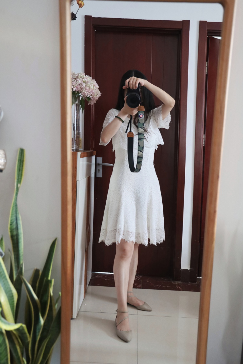 对镜穿搭自拍ootd白色的裙子穿着的时候需要提着一口气年纪大了日常