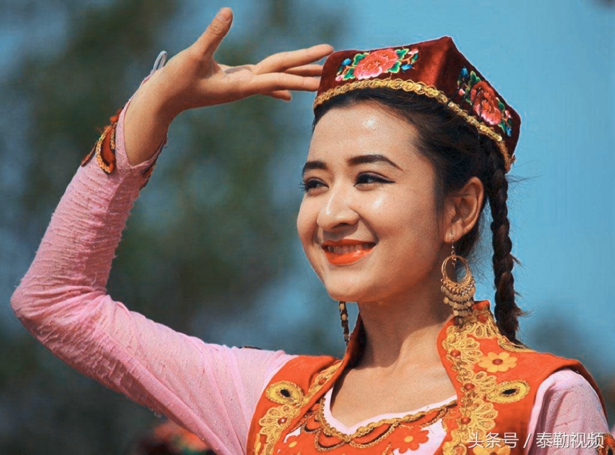 舞者古丽努尔每一个维吾尔族人会走路就会跳舞