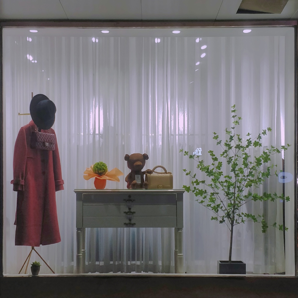 吃完晚饭出去遛食,路过一家服装店面看到的,这是店内玻璃的小橱窗的