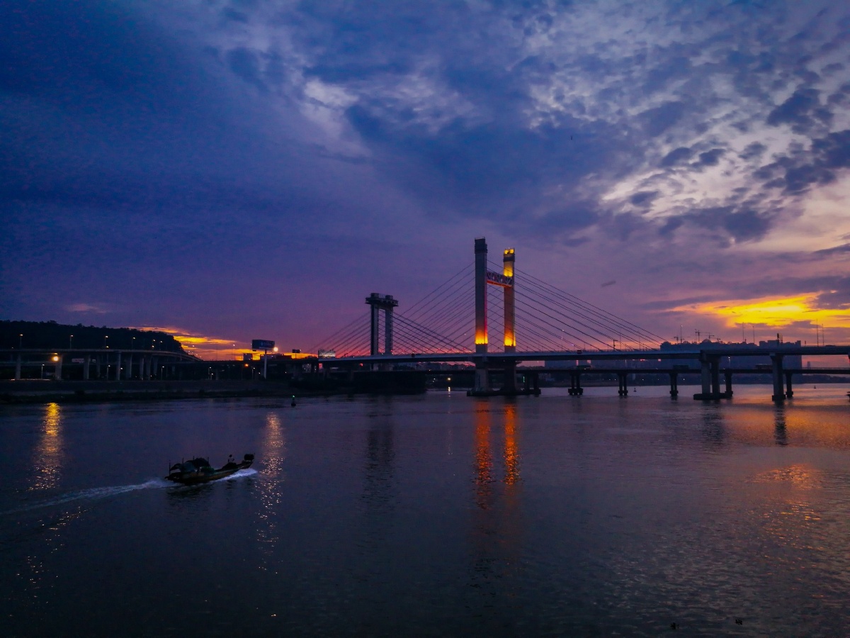 西樵大桥的晚霞