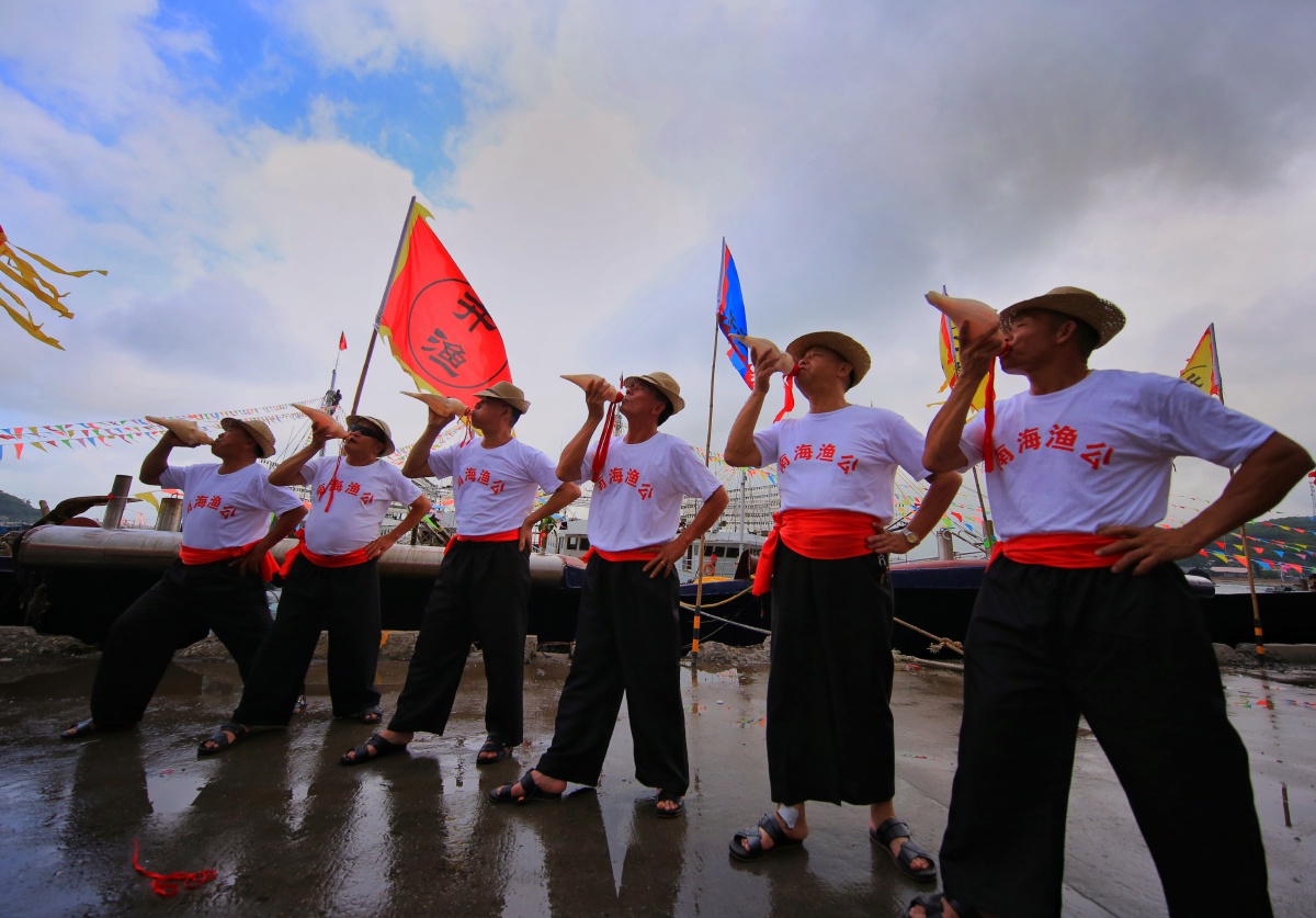开鱼节到了,鱼民们普天同庆吹起螺号庆祝开鱼节的到来.