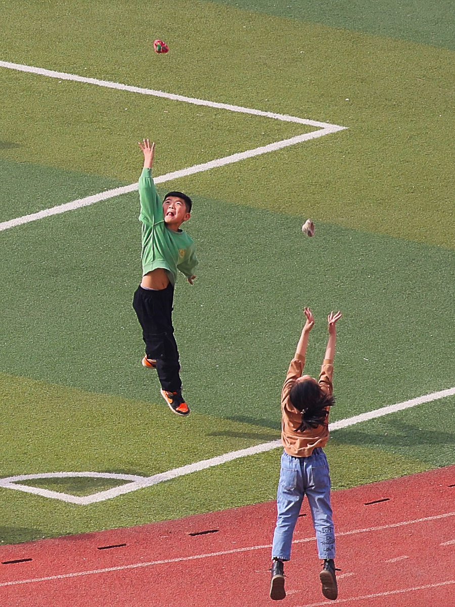 扔口袋2021年拍摄于辽宁省沈阳市康平县滨湖小学