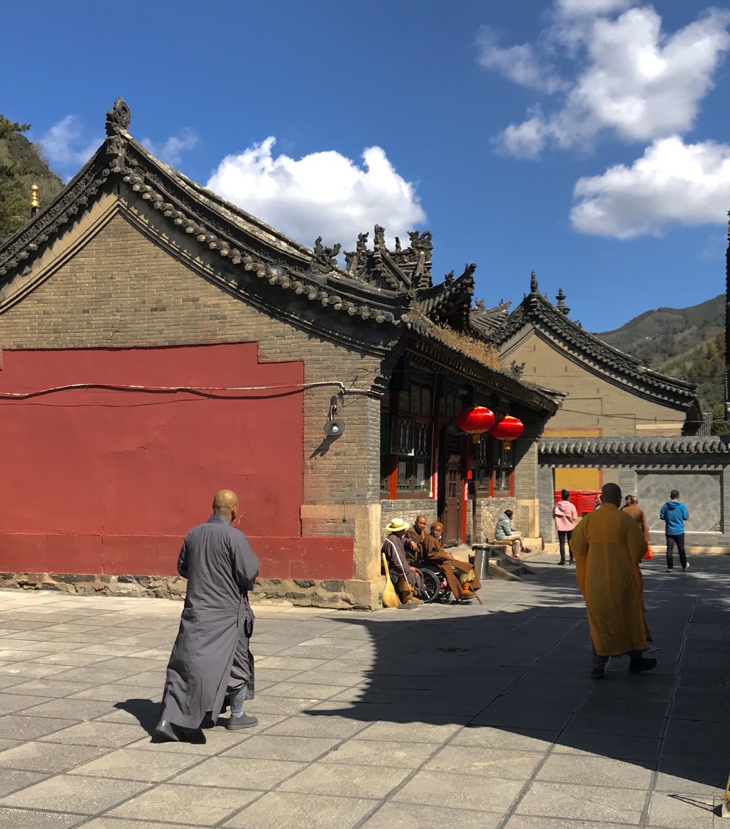 组照阳光下的僧人摄于山西五台山