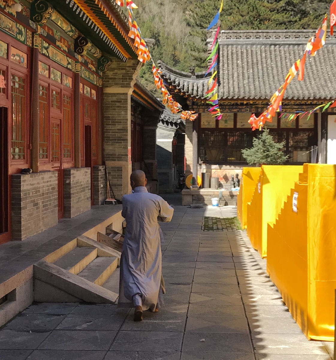 组照阳光下的僧人摄于山西五台山