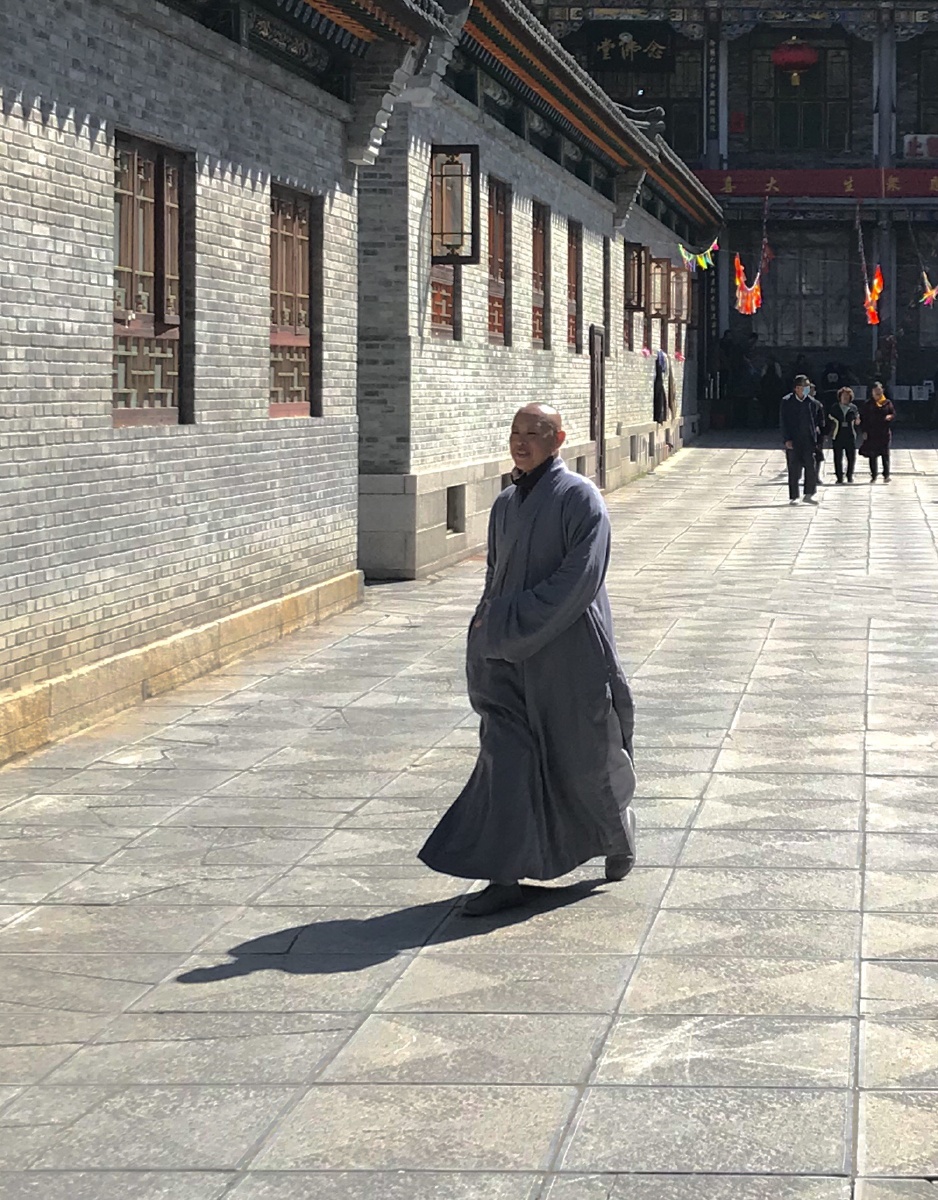 组照阳光下的僧人摄于山西五台山