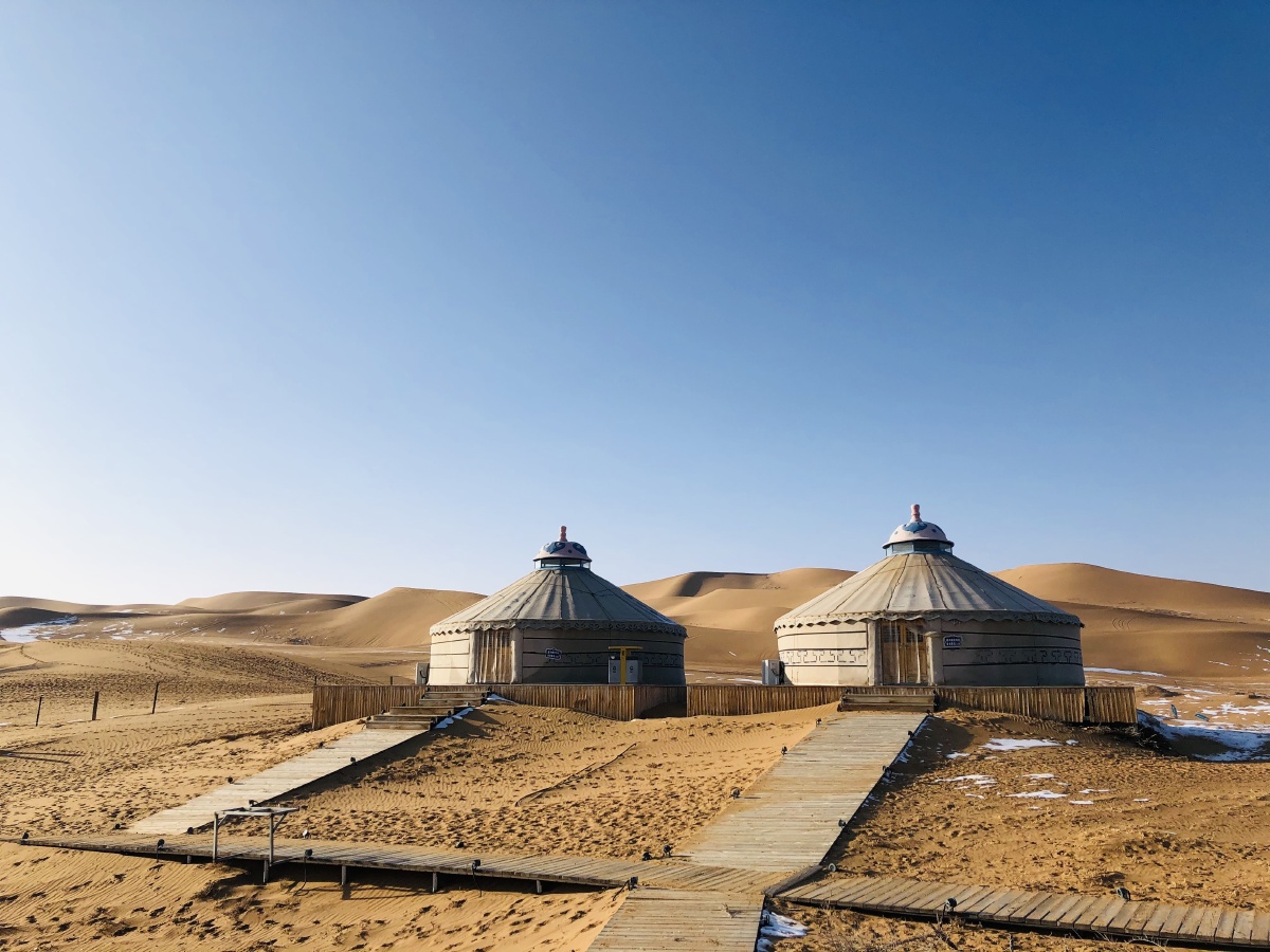 腾格尔沙漠营地的蒙古包