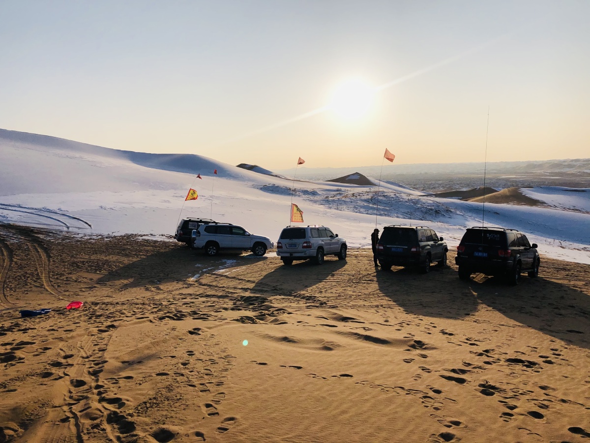 阿拉善腾格里沙漠雪中沙漠越野冲沙