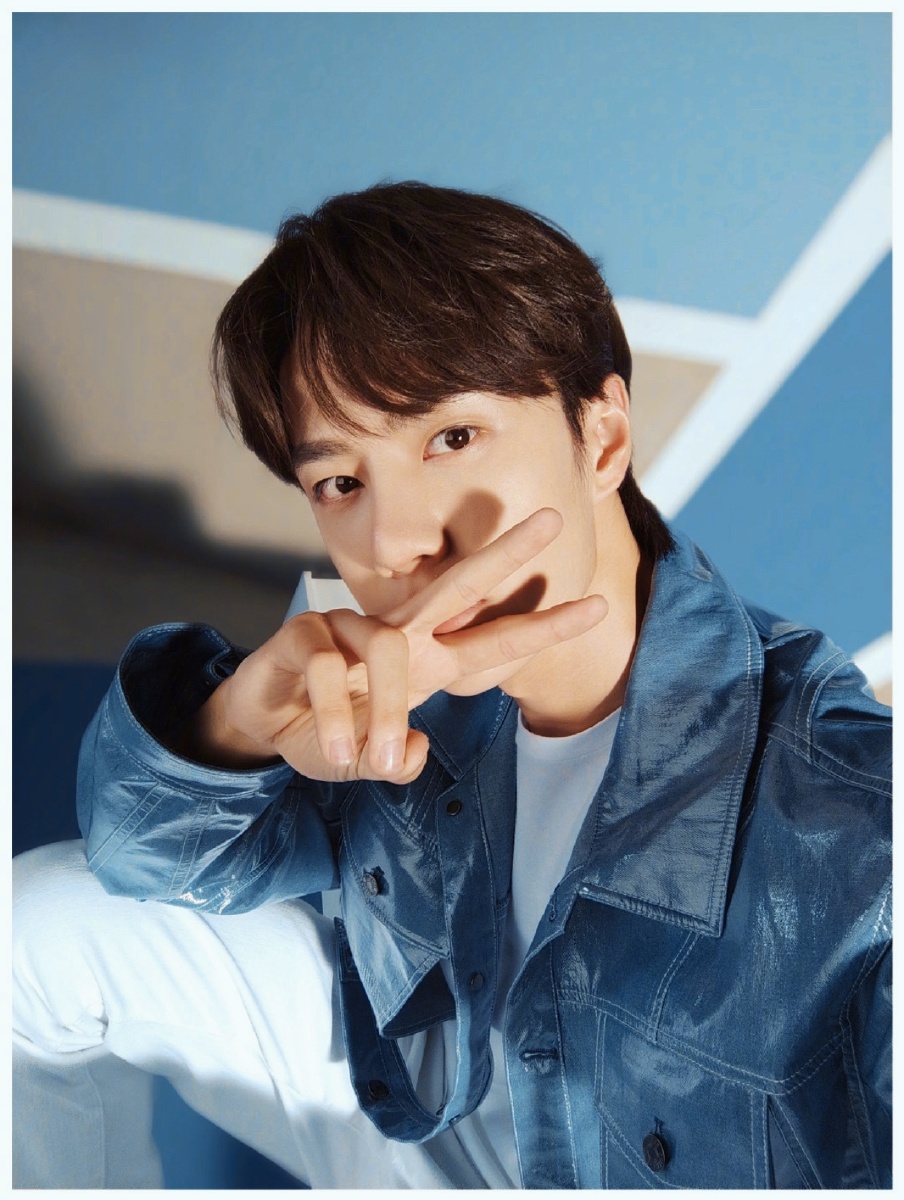 王一博剪刀手合影又见剪刀手酷盖真的很爱剪刀手怼脸自拍