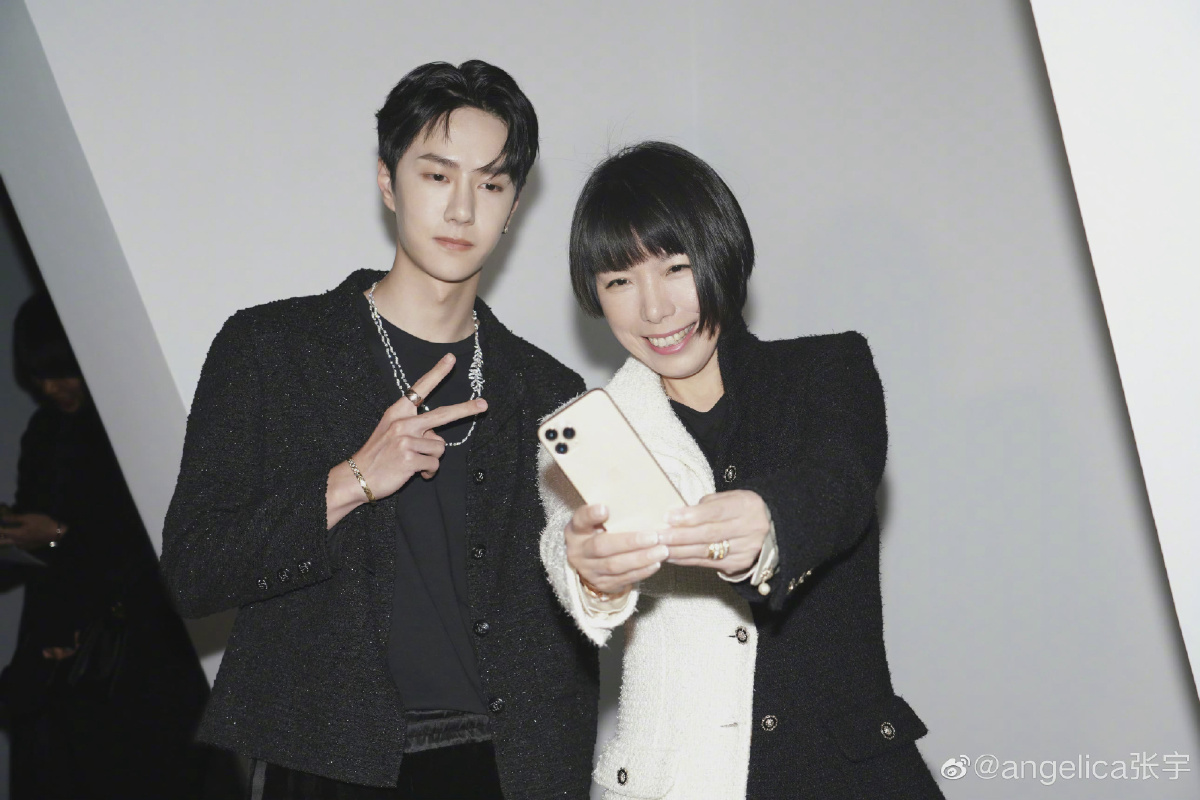 王一博剪刀手合影又见剪刀手酷盖真的很爱剪刀手怼脸自拍