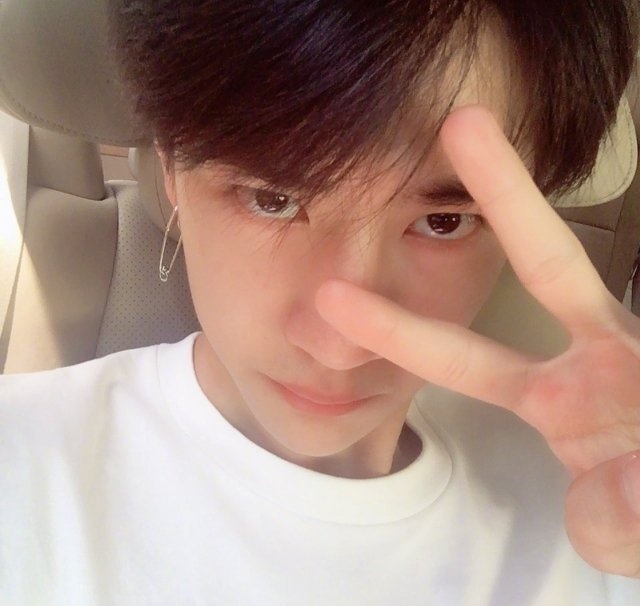 王一博剪刀手合影又见剪刀手酷盖真的很爱剪刀手怼脸自拍