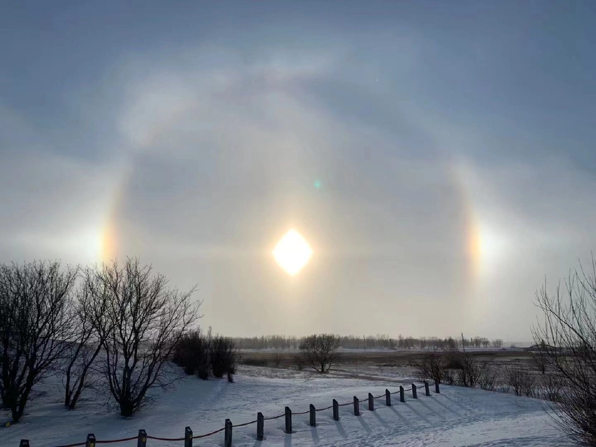 幻日奇观,今早出现罕见奇观 - 三个太阳齐上天!这个叫sundog,即幻日.