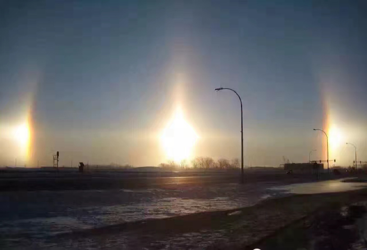 这个叫sundog,即幻日.