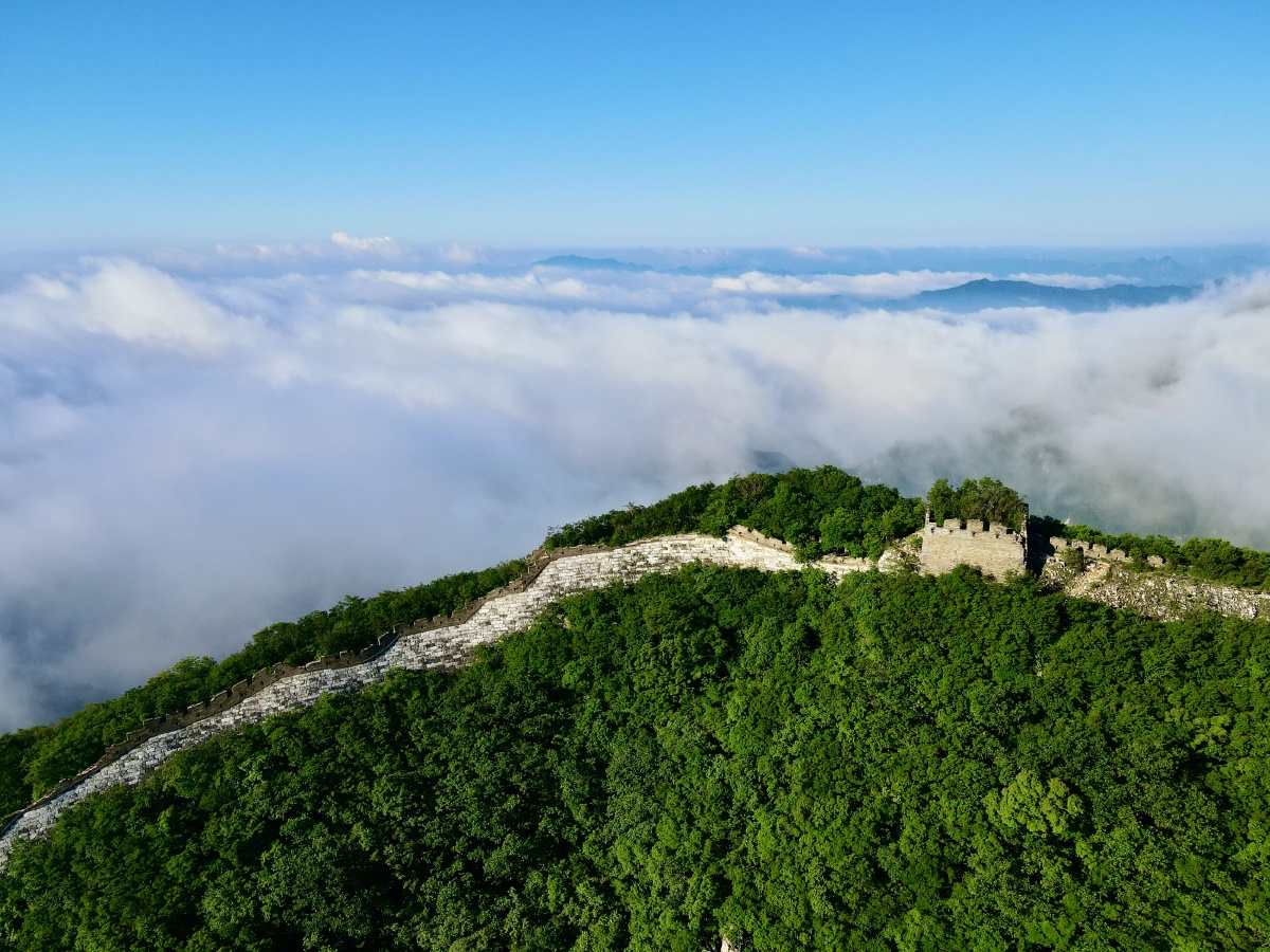 航拍大雨后的慕田峪长城云海