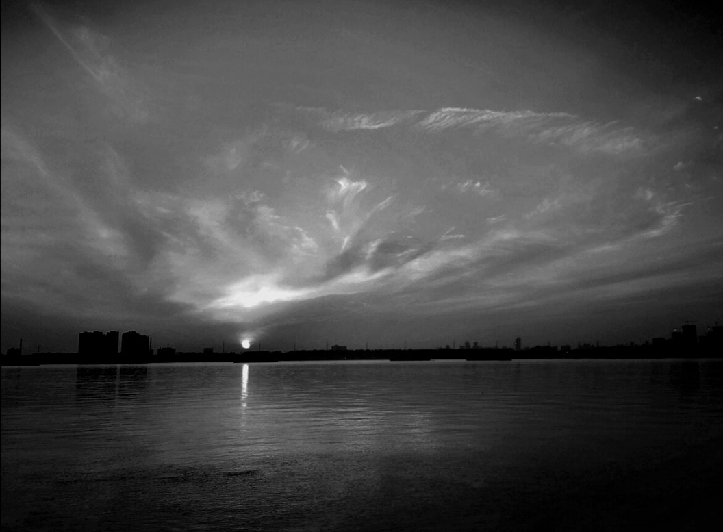 素色灰蒙蒙的感觉