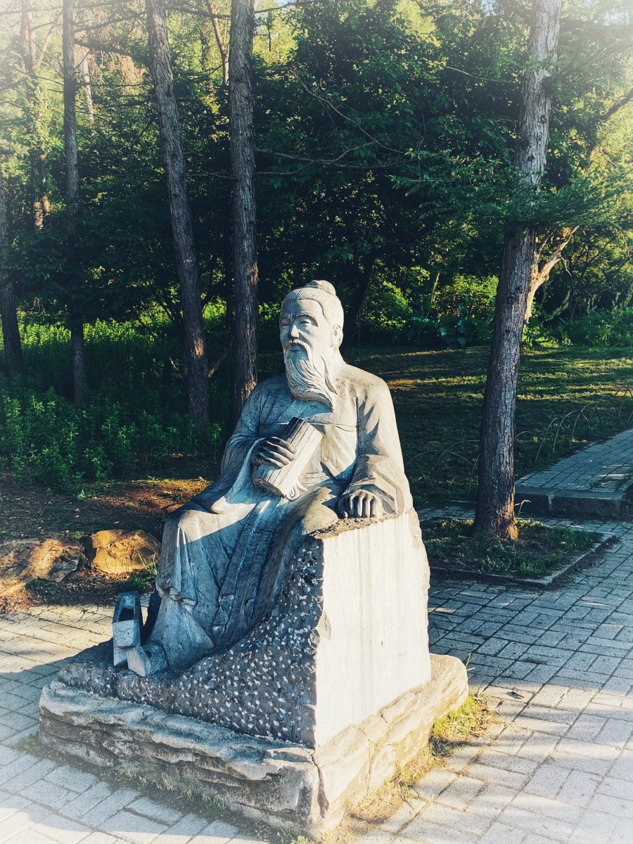 草药园的扁鹊像