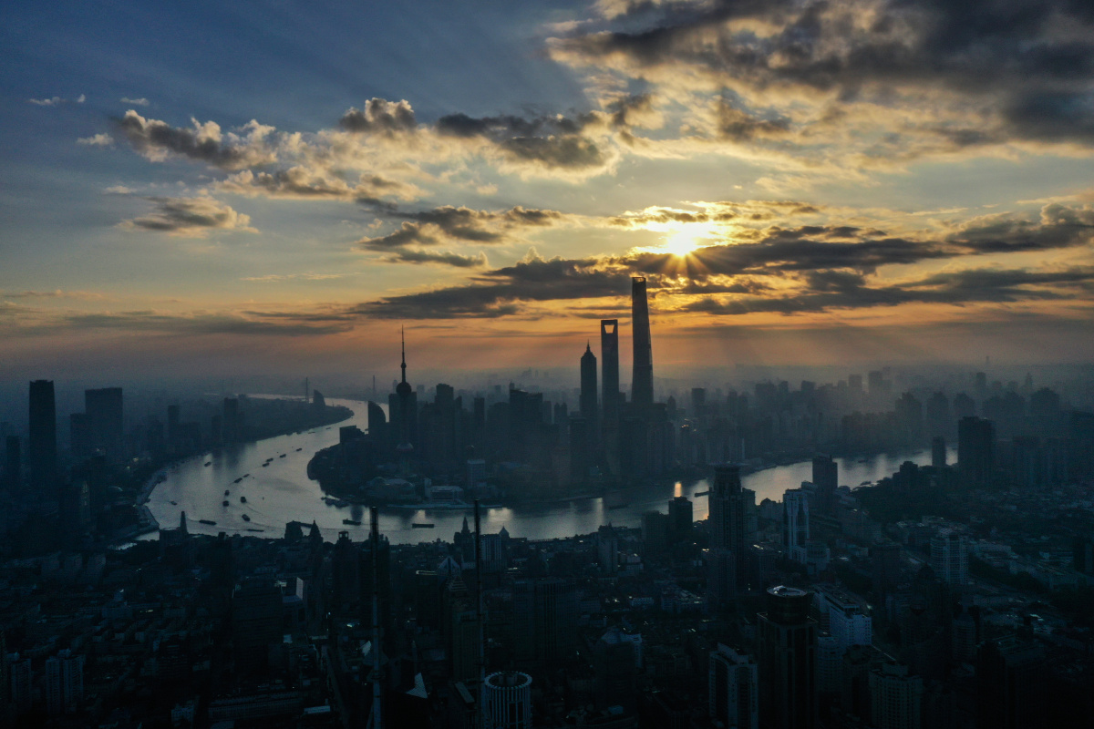 上海的早晨浦江两岸迎接朝阳