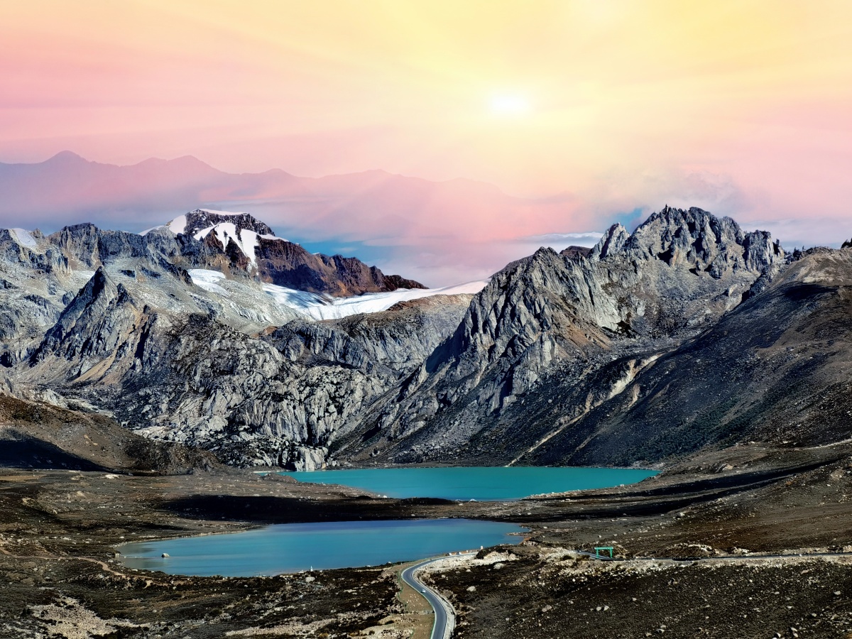 落日余晖下姊妹湖相印