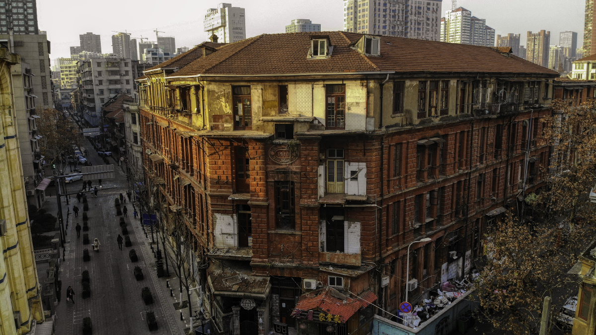 红色的人字顶红房子是100年前汉口街头最常见的住宅所以从空中俯瞰
