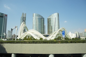 942473