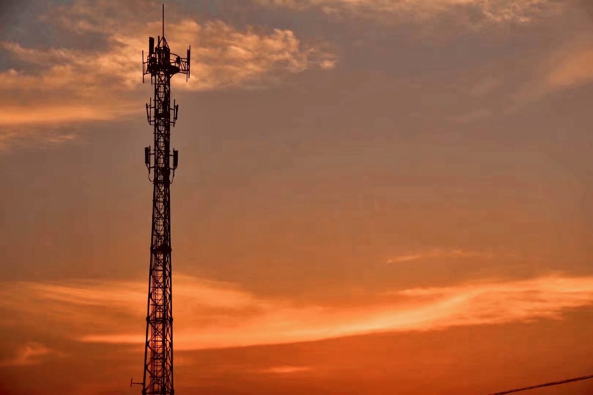 夕阳下的移动信号塔