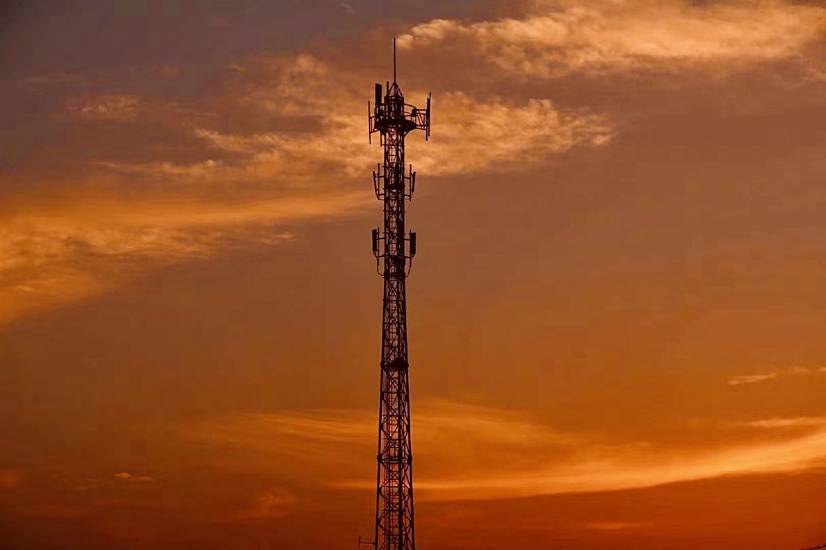 夕阳下的移动信号塔