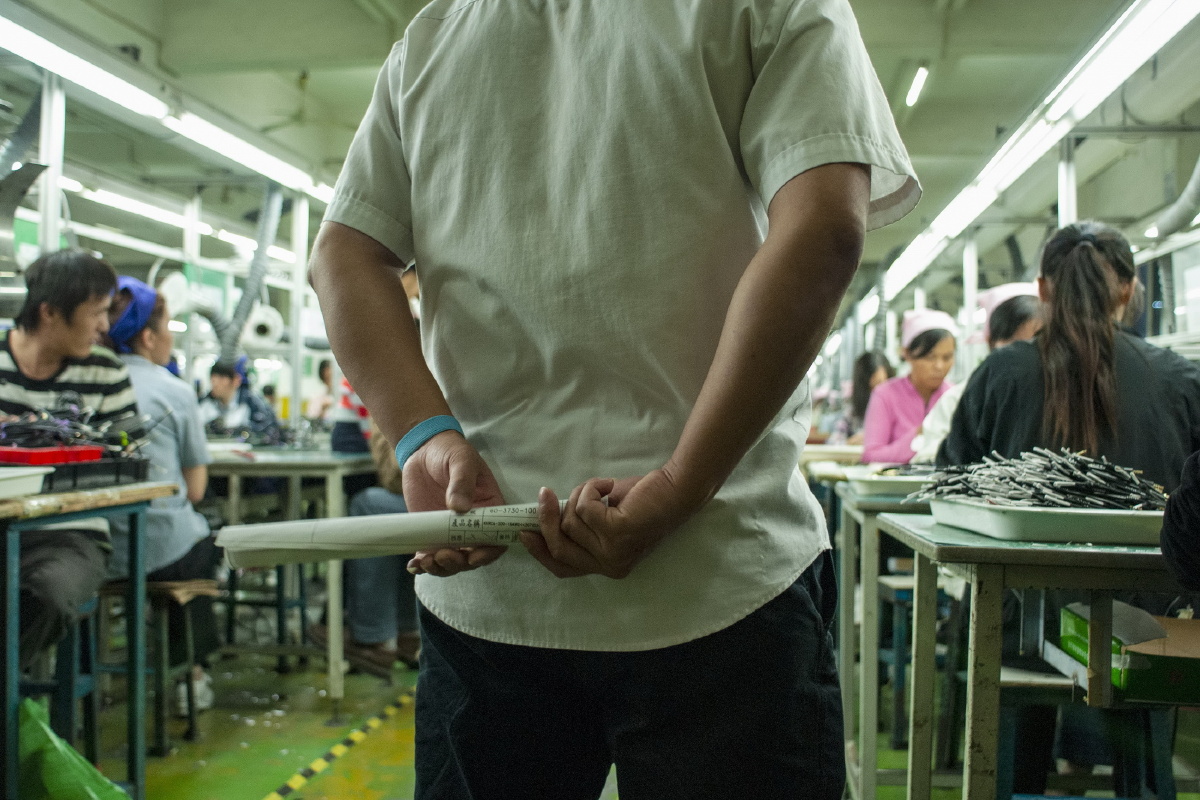 2011年11月25日,广东省东莞市.电子线厂的车间,管理者.