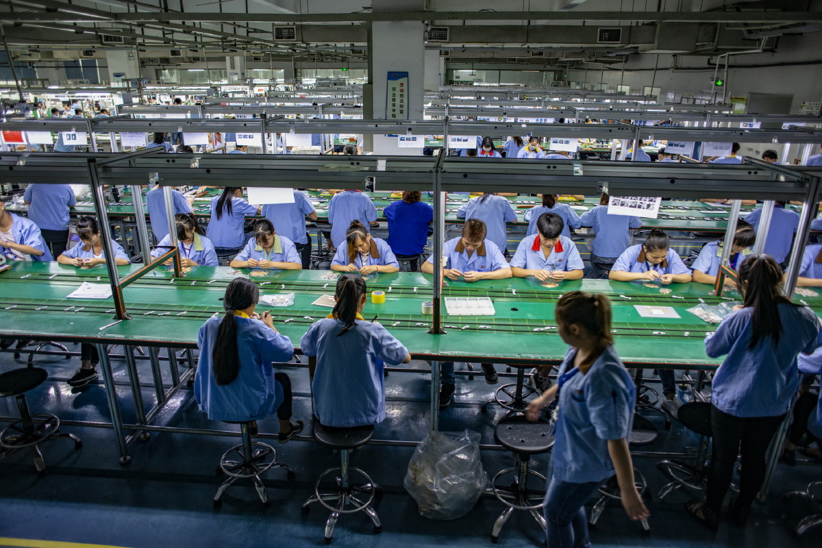 2017年6月20日,广东省东莞市.手机配件厂的生产车间.