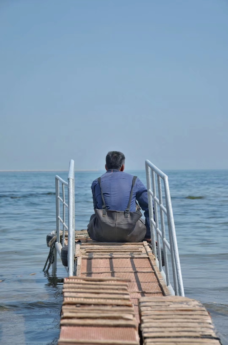走向面朝大海的背影图片中年男人背影一个人面朝大海孤独背影图片中年