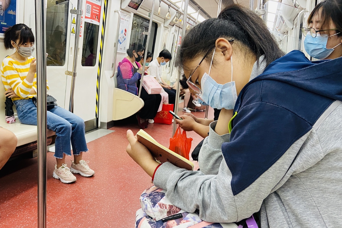 地铁上看书的女孩