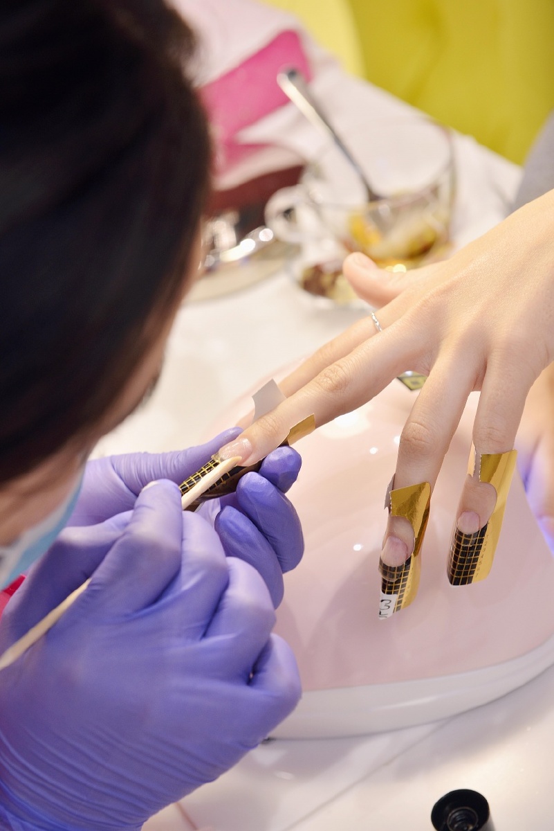 正在做美甲的人
