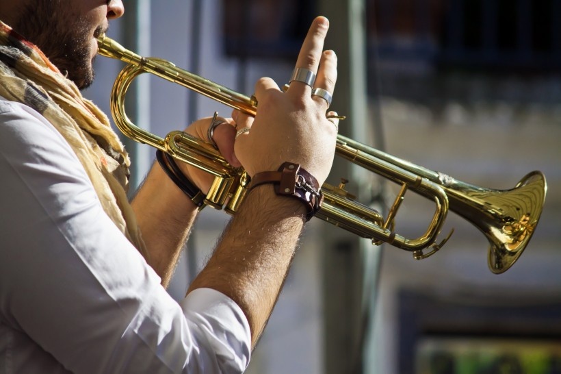 音乐爱好者吹乐器小号