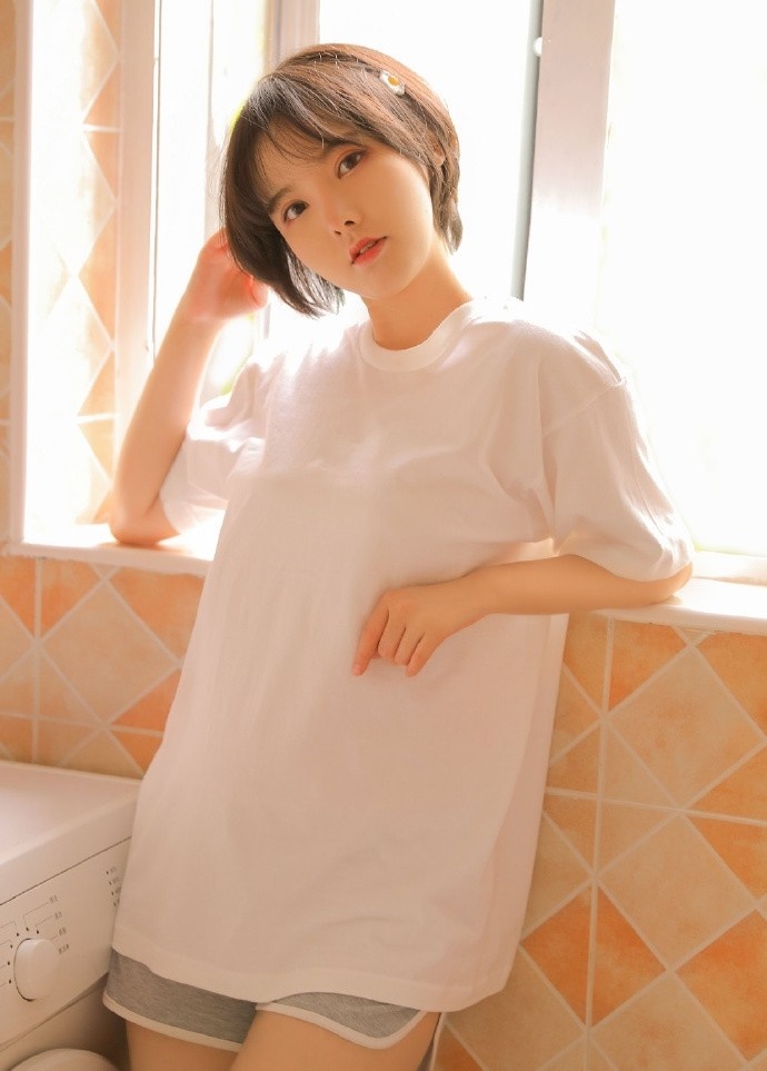 短发萌妹运动短裤修长美腿