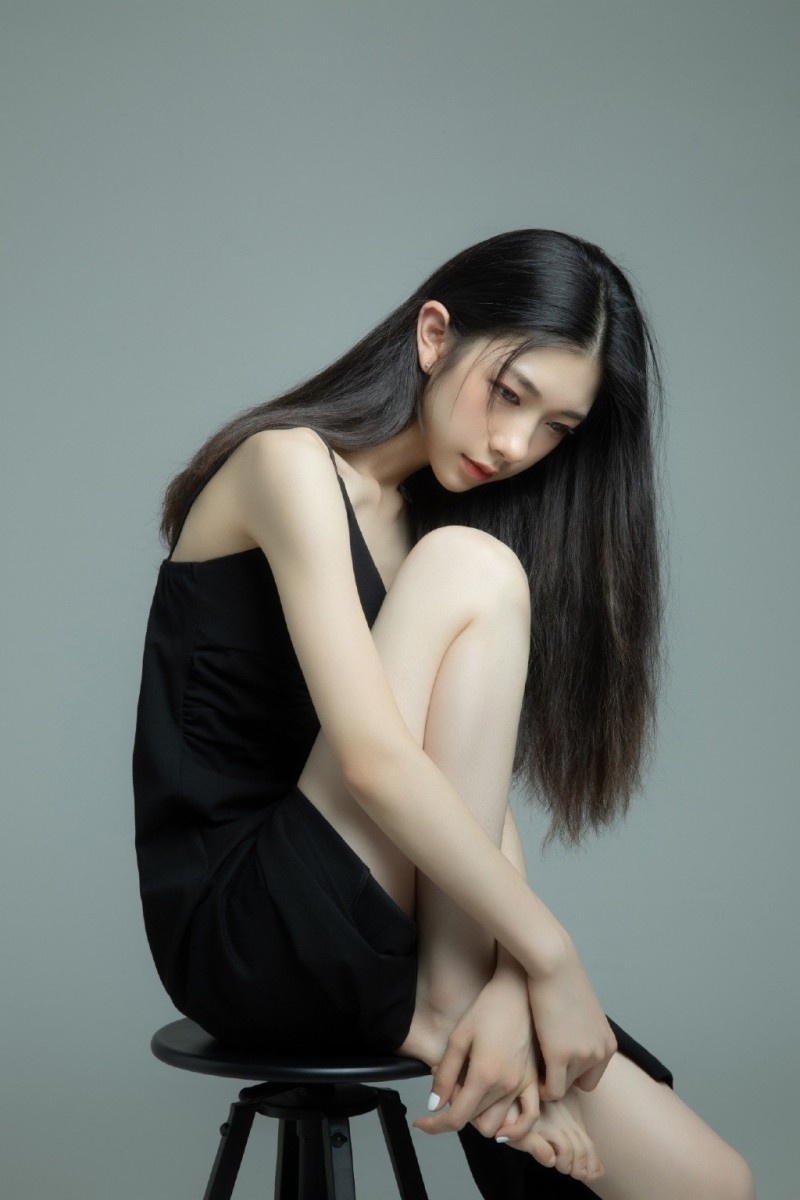 苗条美女吊带黑裙