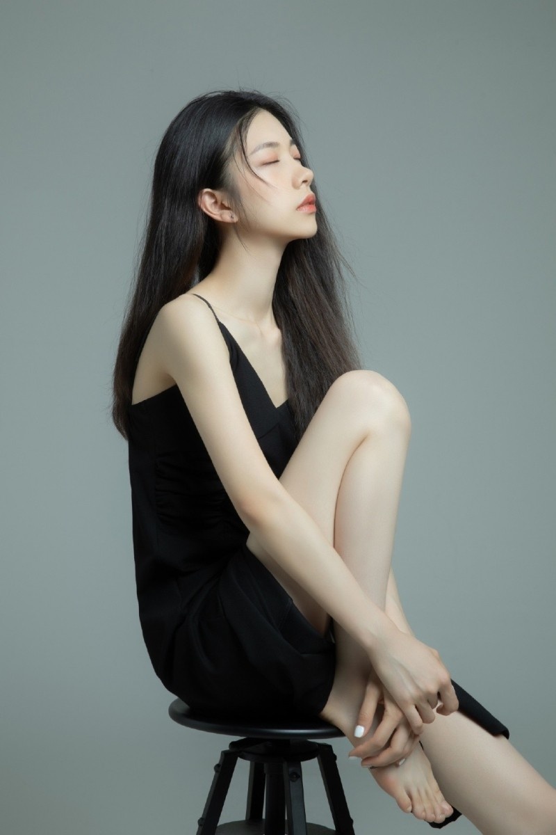 苗条美女吊带黑裙