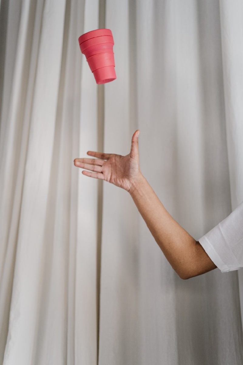 抛起接住物体的手部