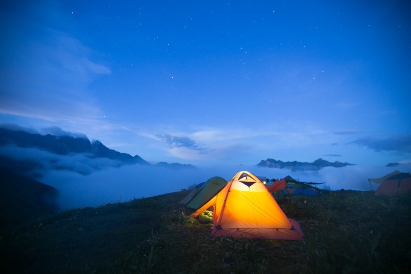 夜晚露营的帐篷