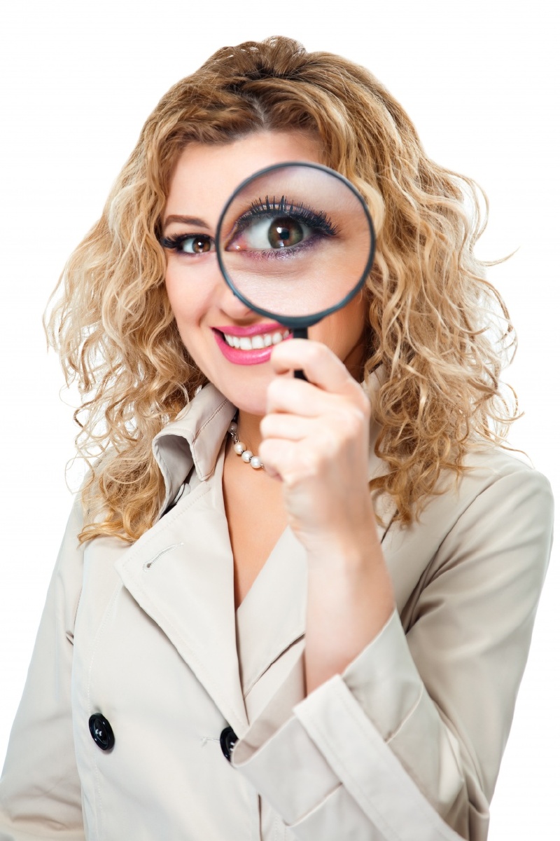 手拿放大镜的人物