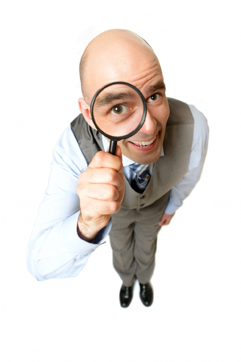 手拿放大镜的人物