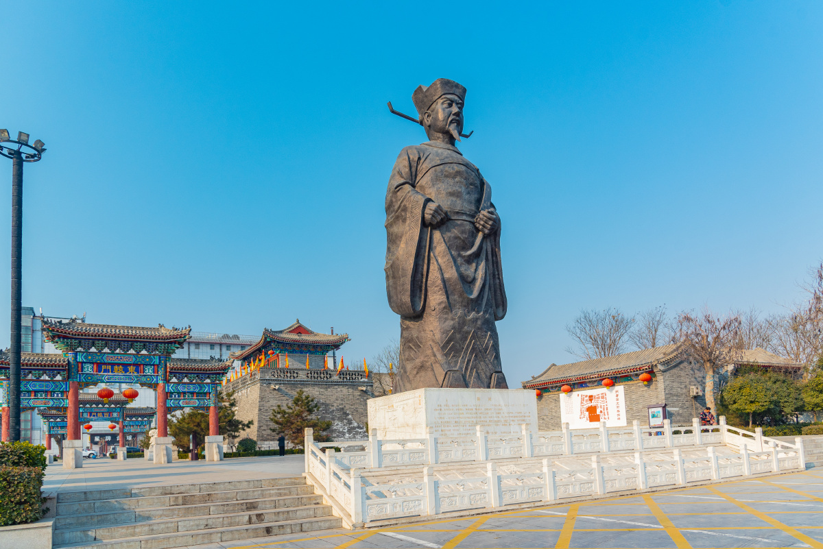 定州署衙西侧雕像北宋宰相词人韩琦