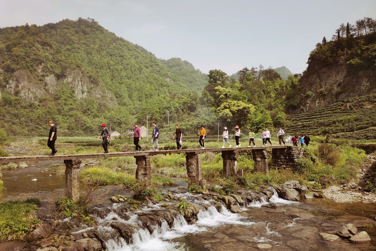 安山古道浙江绍兴新昌安山古道一路山水溪流相伴高山湖泊村落如水墨